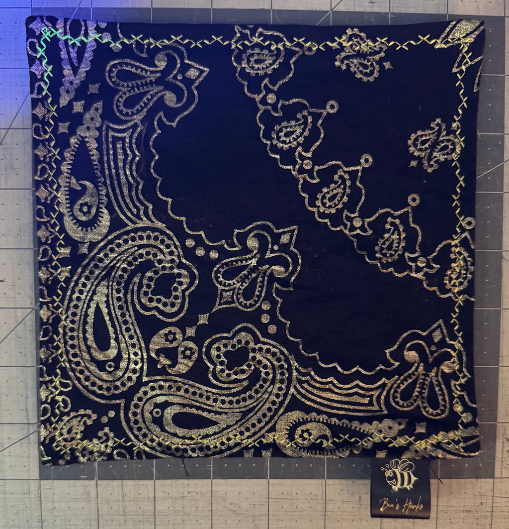 Black and Gold paisley edc hank with glow thread.