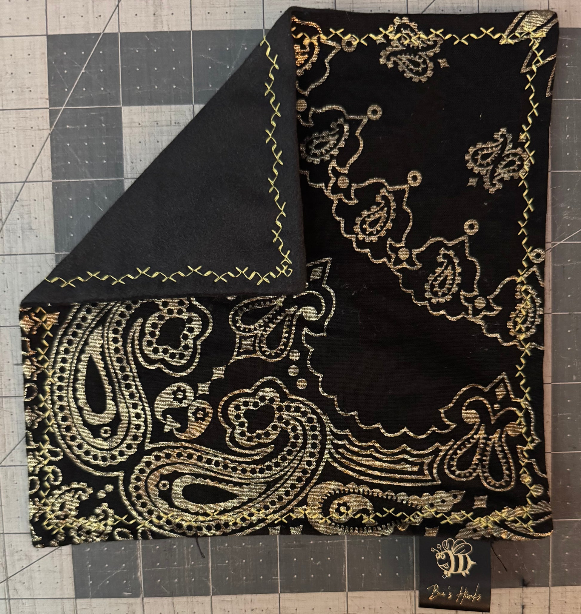 Black and Gold paisley edc hank with glow thread.